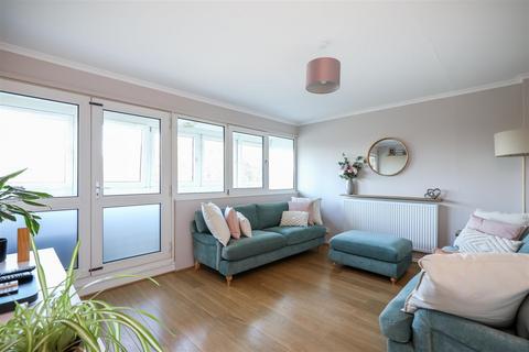 3 bedroom flat for sale, Timsbury Walk, London