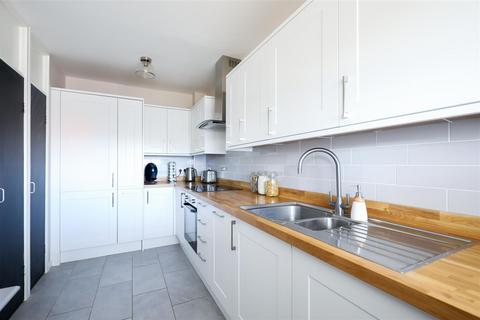 3 bedroom flat for sale, Timsbury Walk, London