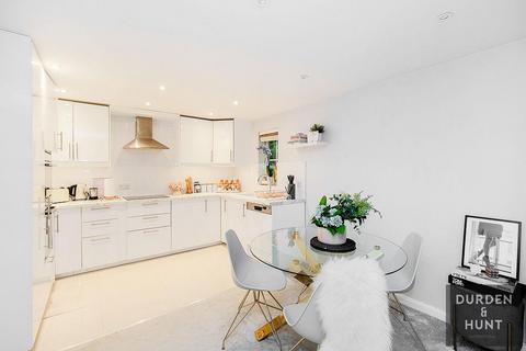 24 Retreat Way, Chigwell, IG7 6EL