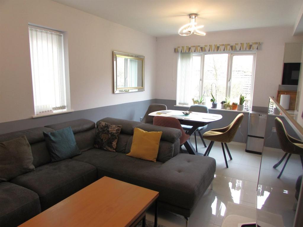 Kiln Way, Dunstable 2 bed flat £195,000
