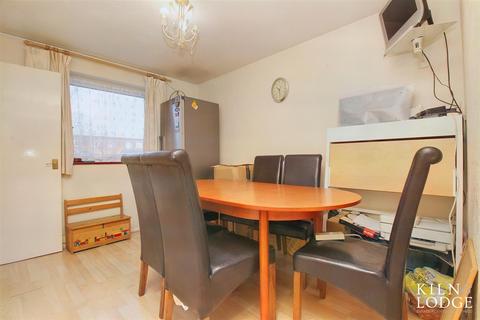 27 Mariskals, Basildon, SS13 3EH