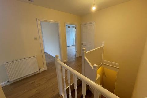 3 bedroom flat to rent, Bovingdon Avenue, Wembley, HA9