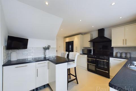 18 Witley Crescent, New Addington, Croydon, CR0 0RQ