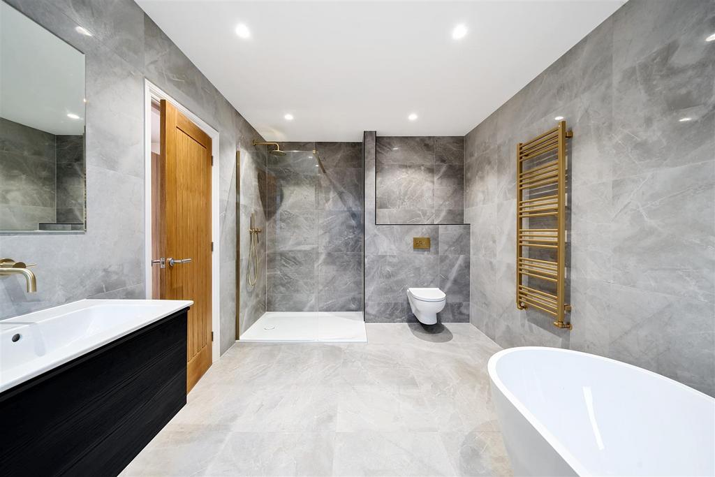 Ensuite Bath/Shower Room