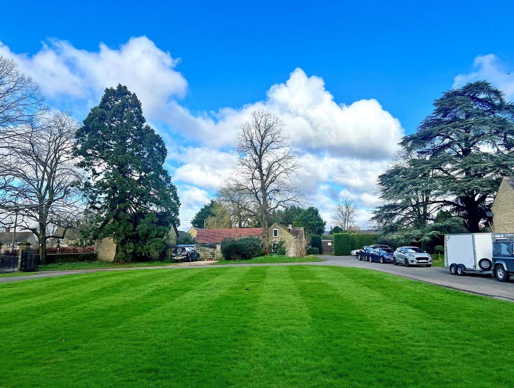 6 Stratton Audley Manor view of green.jpg