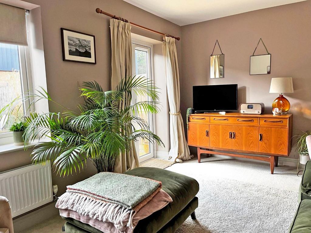 Living room 1b..jpg