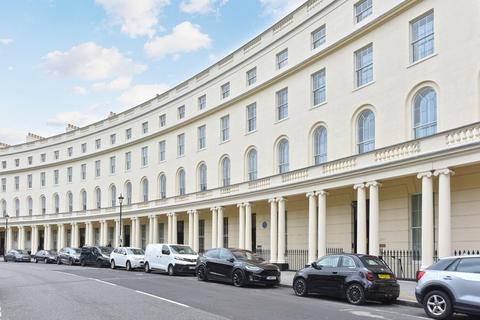 1 bedroom flat to rent, Regents Crescent, London