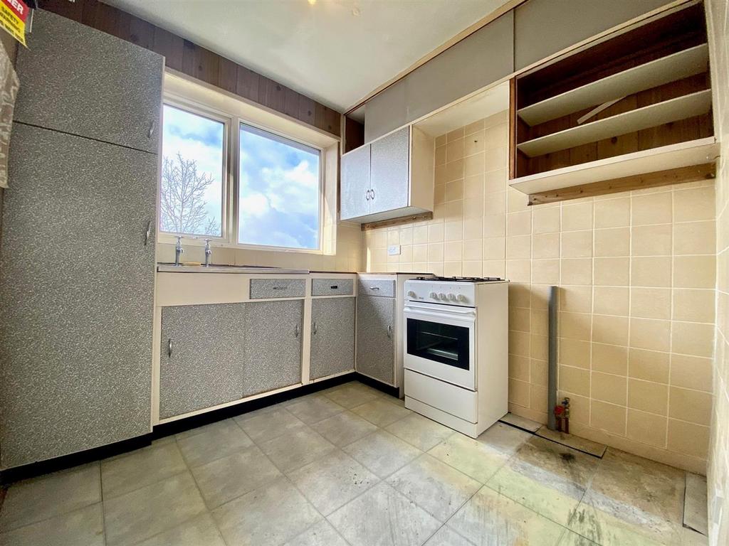 Deer Croft Avenue, Salendine Nook... 3 bed semidetached bungalow £