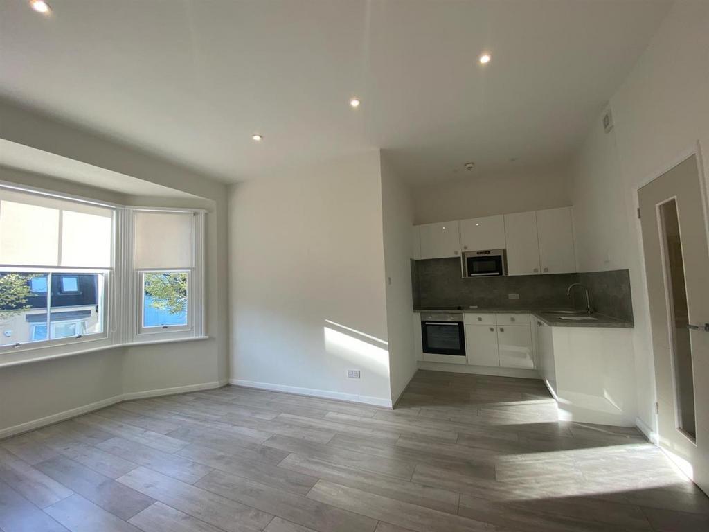 6, 8 SEAFIELD ROAD LOUNGE NEW 2.jpg