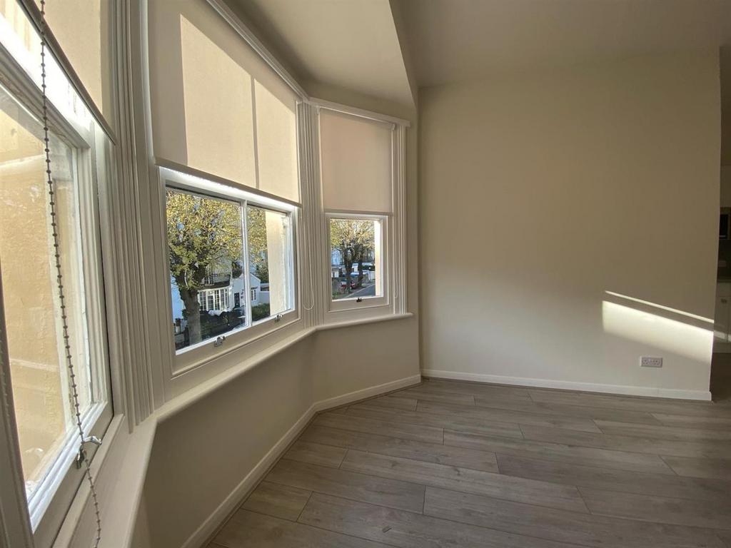 6, 8 SEAFIELD ROAD LOUNGE NEW 3.jpg
