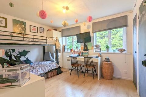 16 Bishops Drive, Feltham, TW14 8LT