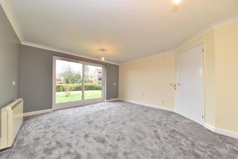 2 bedroom flat for sale, The Lawns, Stevenage