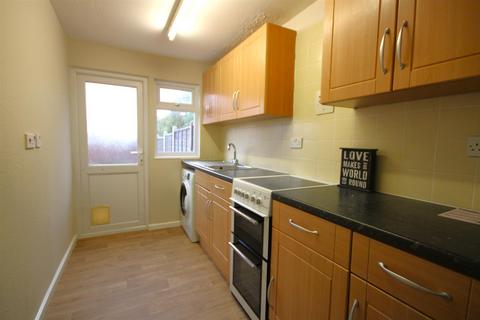 3 bedroom house to rent, Rowan Close, Guildford