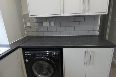2 bedroom flat to rent, Brook Path, Slough