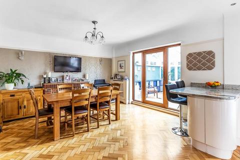 19 Randalls Road, Leatherhead, KT22 7TQ