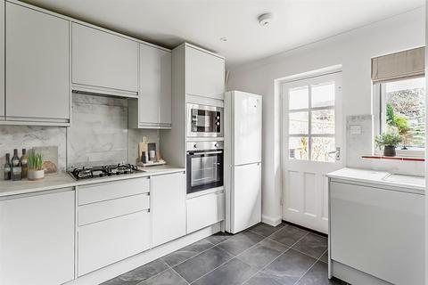 3 Lodge Road, Fetcham, Leatherhead, KT22 9QY