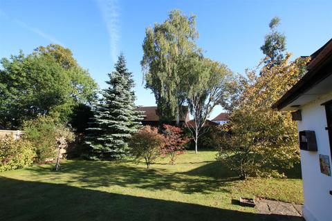 3 Lodge Road, Fetcham, Leatherhead, KT22 9QY