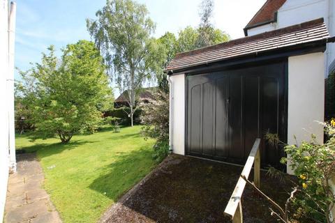 3 Lodge Road, Fetcham, Leatherhead, KT22 9QY