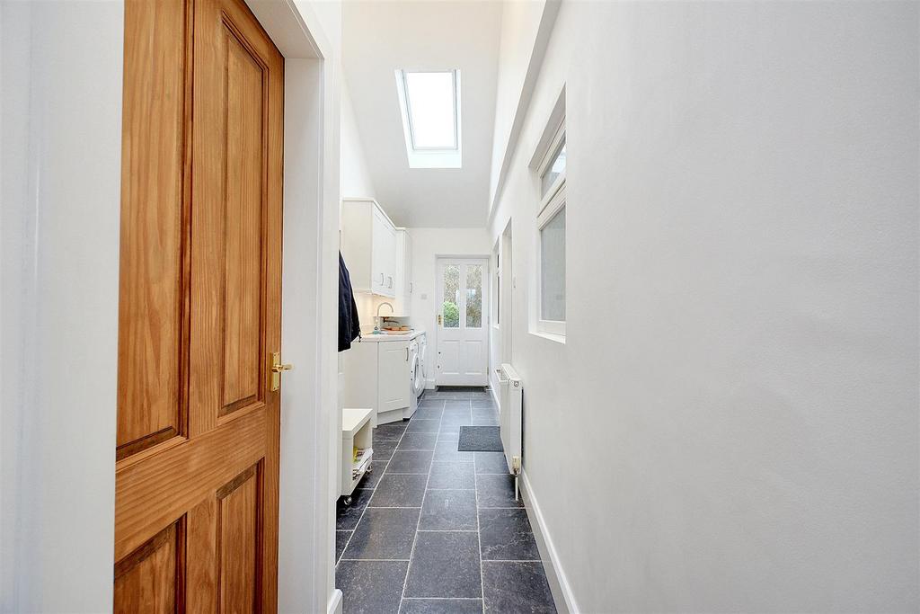 Side Hall/Utility