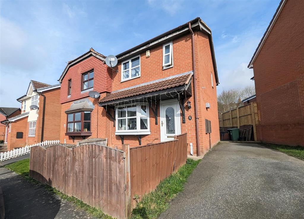 Cornfield, Dewsbury 3 bed semidetached house £900 pcm (£208 pw)