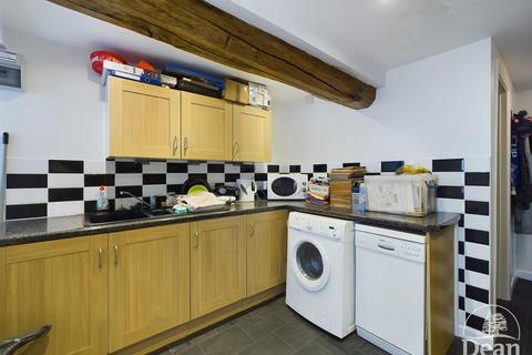 4 bedroom flat for sale, Market Place, Coleford