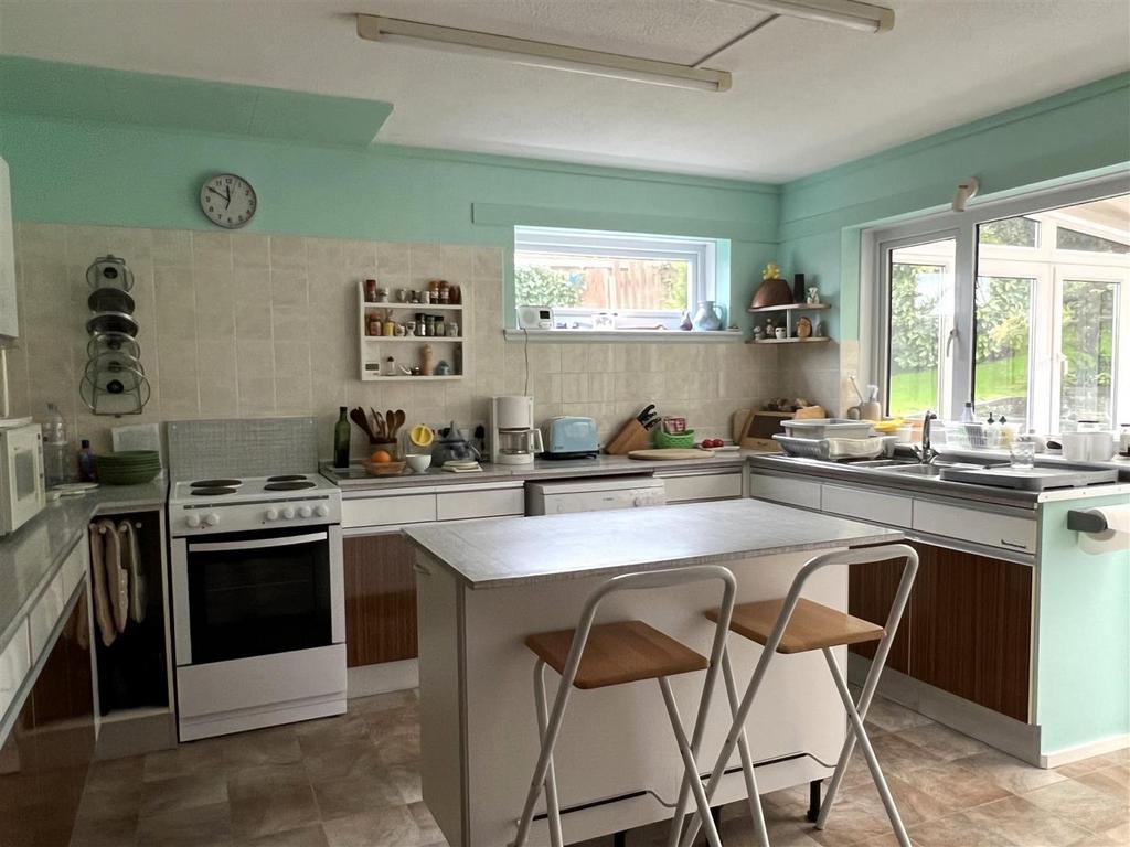 Kitchen/Breakfast Room: