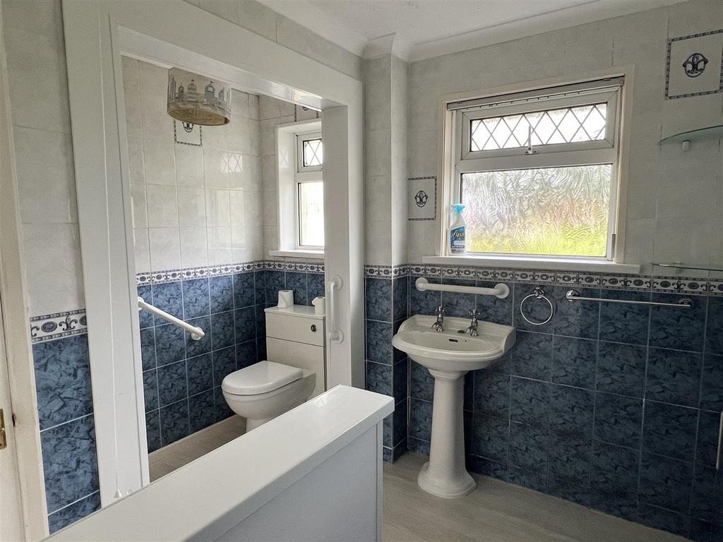 Shower Room: