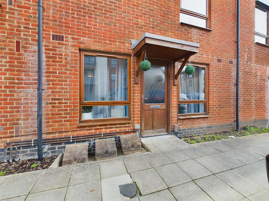 Rampling Court, Commonwealth Drive, Crawley 2 bed flat for sale £240,000