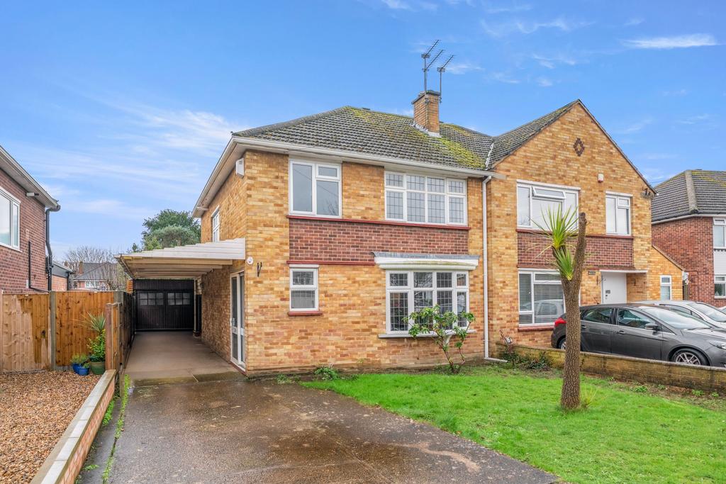 Sunna Gardens, SunburyOnThames, TW16 3 bed semidetached house for