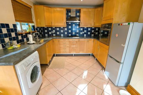 3 bedroom semi-detached house for sale - Marvell Avenue, Hayes, Greater London, UB4
