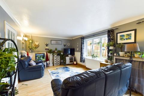 4 bedroom semi-detached house for sale - Warren Close, Whitehill, Bordon, Hampshire, GU35