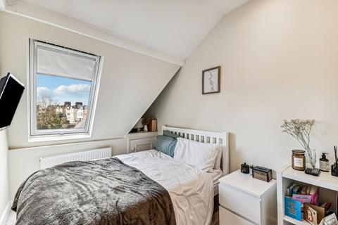 2 bedroom maisonette for sale, Culverden Road, London, SW12