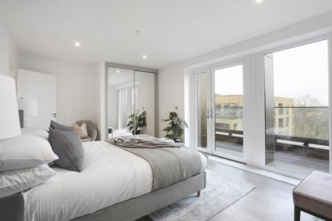 3 bedroom flat to rent - Station Avenue, Walton-on-Thames, Surrey, KT12
