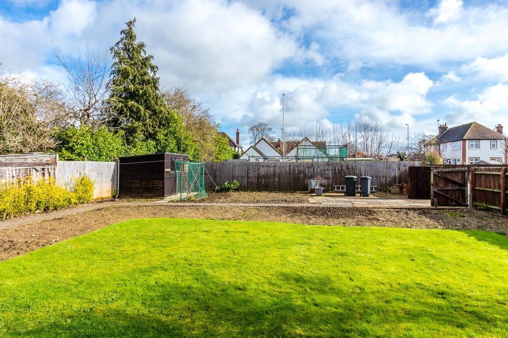 Hall Avenue, Rushden NN10 2 bed detached bungalow for sale £307,500