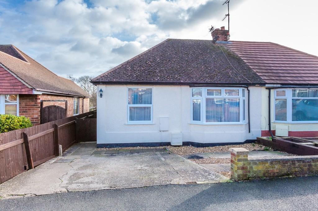 St. Margarets Avenue, Rushden NN10 2 bed semidetached bungalow for