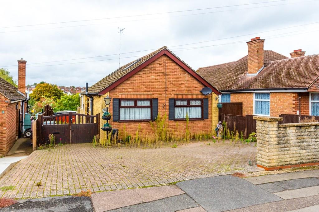 Hall Avenue, Rushden NN10 2 bed detached bungalow for sale £160,000