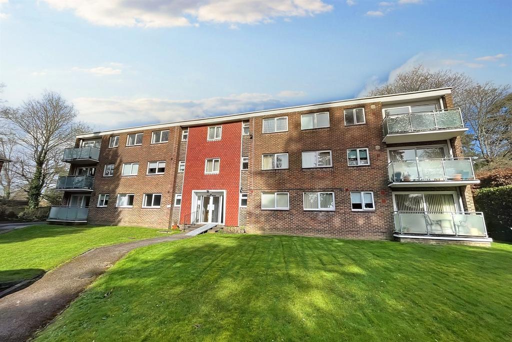 Chandlers Ford 2 bed flat for sale £230,000