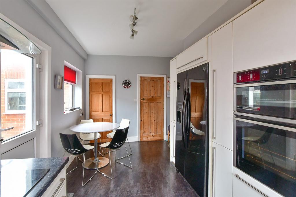 Kitchen/ Breakfast Room