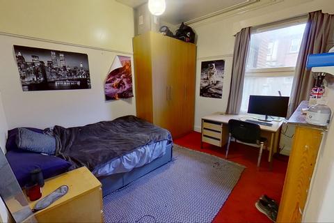 6 bedroom house to rent, Queens Road, Hyde Park, Leeds