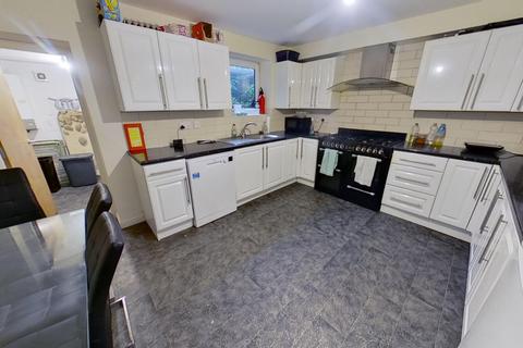 6 bedroom house to rent, Queens Road, Hyde Park, Leeds