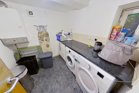 6 bedroom house to rent, Queens Road, Hyde Park, Leeds