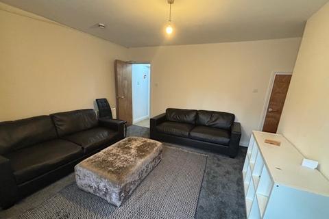 6 bedroom house to rent, Queens Road, Hyde Park, Leeds