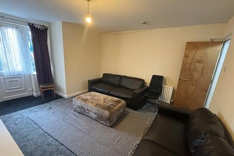 6 bedroom house to rent, Queens Road, Hyde Park, Leeds