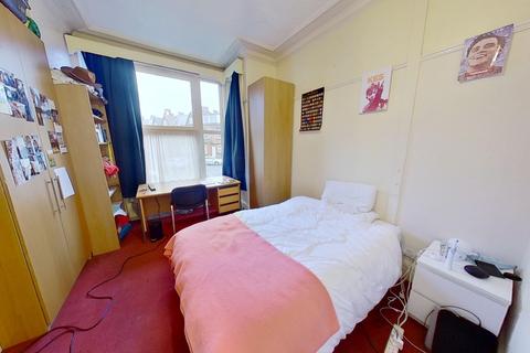 5 bedroom house to rent, Queens Road, Hyde Park, Leeds