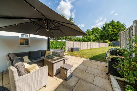 3 Catherine Close, Byfleet, West Byfleet, KT14 7EZ