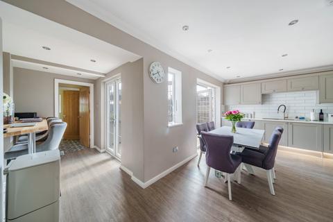 3 Catherine Close, Byfleet, West Byfleet, KT14 7EZ