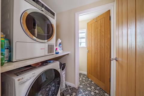 3 Catherine Close, Byfleet, West Byfleet, KT14 7EZ