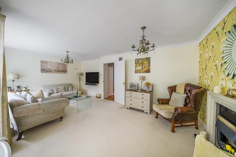 52 Coombe Drive, Addlestone, KT15 1DD