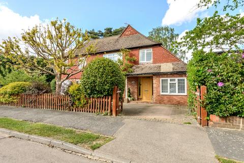 1 Abbey Close, Woking, GU22 8RY