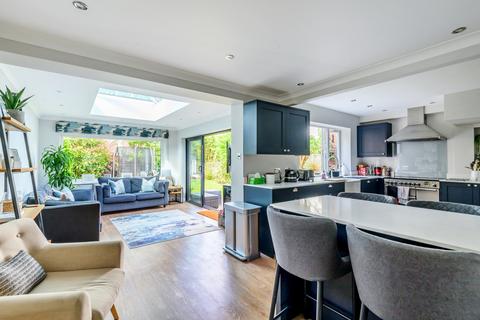 1 Abbey Close, Woking, GU22 8RY